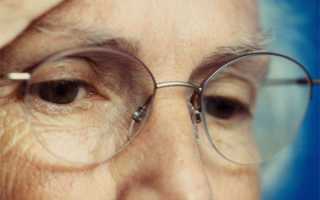 В чем заключается лечение глаукомы у пожилых людей? Каковы причины её развития?