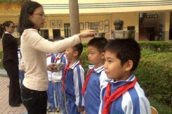 В каждой школе Китая дети делают 15-минутную зарядку по утрам и два раза в день по полчаса играют на специально отведенной для этого площадке