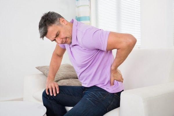Первой заметной симптоматикой считается боль в спине