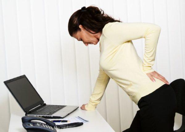 Боли в спине часто беспокоят офисных работников
