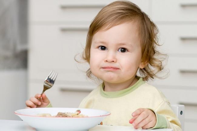 Ребенок ест котлеты