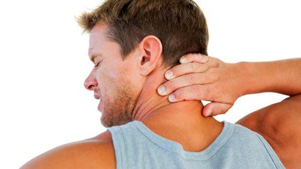 Заболевание проявляется сильной болью в шее и ограничением двигательных функций
