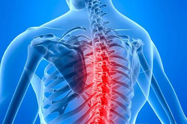 Проявляется сенильный остеопороз в виде сильных болей в спине, уменьшения роста, частых переломов