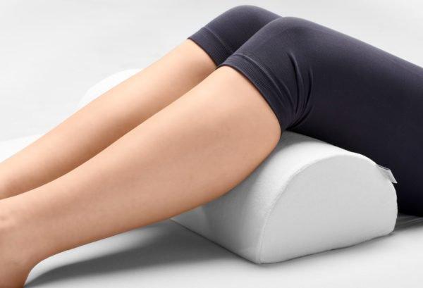 Ортопедическая подушка в форме валика под колени