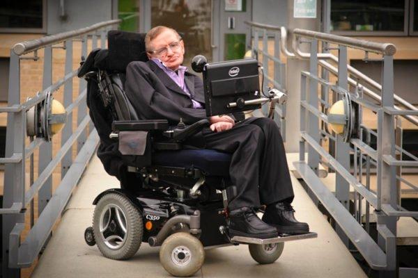 Стивен Хокинг, самый известный из пациентов с боковым амиотрофическим склерозом