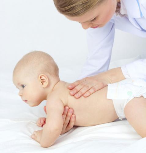 Врожденный кифосколиоз можно выявить уже в раннем возрасте - когда ребенок начинает самостоятельно сидеть