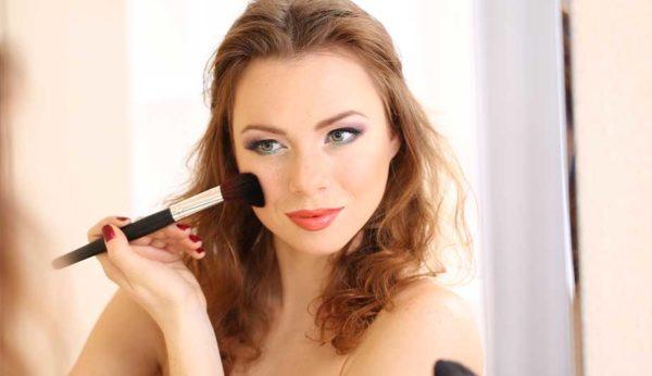 Нанесение макияжа и воздействие на активные точки тоже может стать провоцирующим фактором для болевого приступа