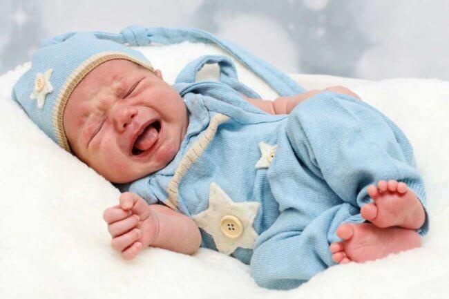 Новорожденный плачит