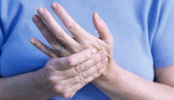 Из-за компрессии нервных корешков может наблюдаться онемение и покалывание в пальцах рук