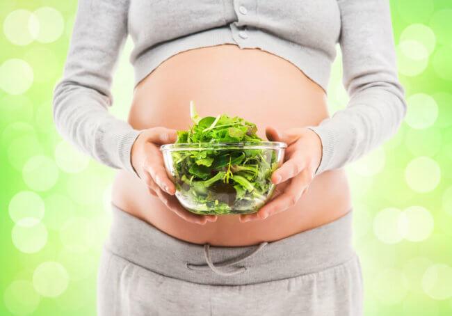 Беременная с салатом