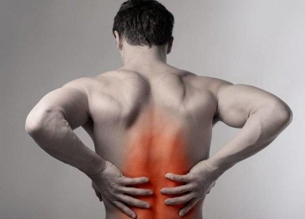 Жгучие боли возможны при остеохондрозе и после травм позвоночника