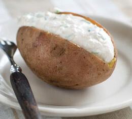 Печёный картофель с кремом из авокадо