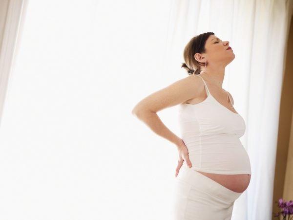Болями в пояснице после сна страдает большинство беременных