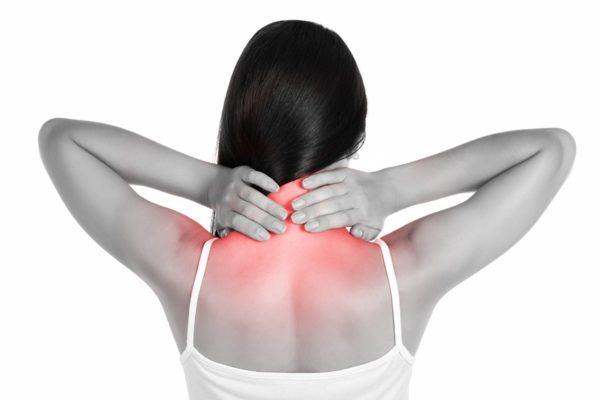 При спондилоартрозе боль локализуется в шее и плечах, может отдавать в верхние конечности