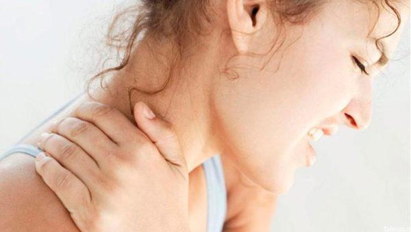 Гиперлордоз вызывает сильный болевой синдром в шее и существенно снижает качество жизни