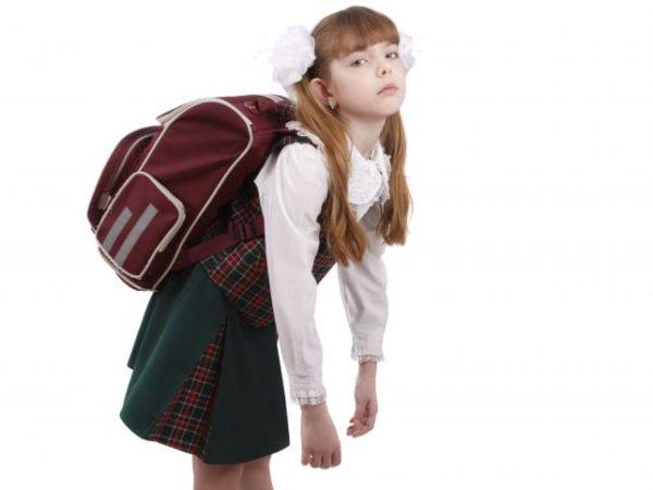Тяжелый школьный портфель может спровоцировать проблемы с позвоночником, который еще недостаточно окреп и не готов к постоянным нагрузкам