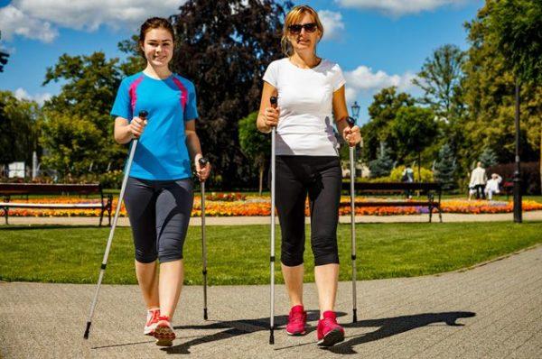 Скандинавская ходьба является отличным дополнением к лечебной физкультуре, поскольку способствует укреплению спинных мышц и выравниванию осанки