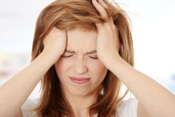 Гиперлордоз в большинстве случаев вызывает головные боли различной интенсивности
